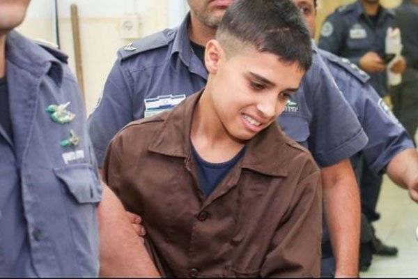 بالفيديو: الصّهاينة يرهبون طفلًا فلسطينيًا خلال التّحقيق