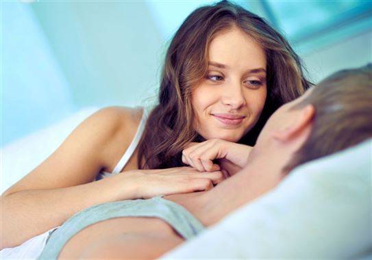 5 طرق مخجلة تشعل رغبة المرأة في العلاقة الحميمة!