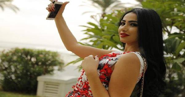 المغربية أسما تلفت الانظار في بيروت