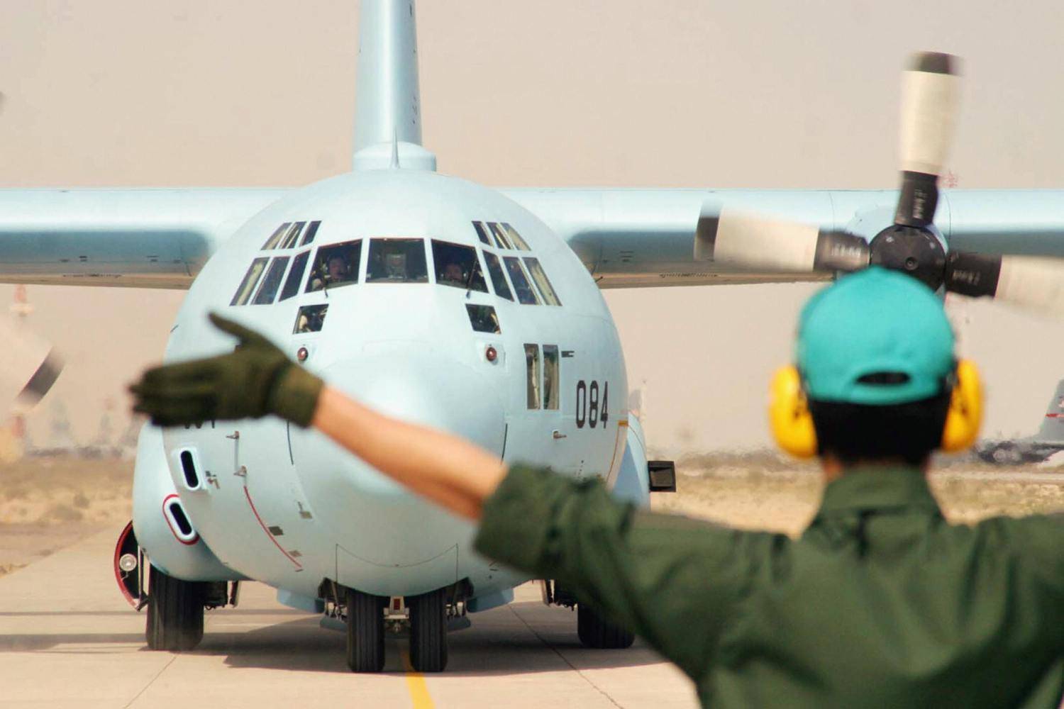 طائرة أمريكية محملة بالذخيرة الحية والصواريخ تسقط على الكويتيين