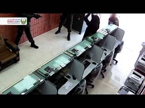 رجل يسطو على محل للصرافة بلعبة!