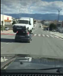 بالفيديو.. سيارة تحمل فوق سقفها أخرى أكبر منها في طريق رئيسي بإسبانيا