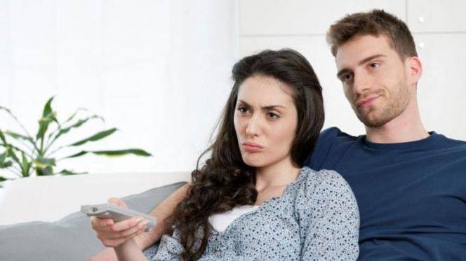 ماذا تفعلين إذا كان زوجك قليل الكلام ومملّاً؟