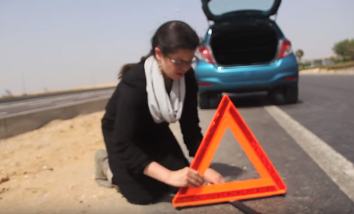 بالفيديو: للسيدات فقط.. كيف تستبدلين إطار سيارتك دون مساعدة؟