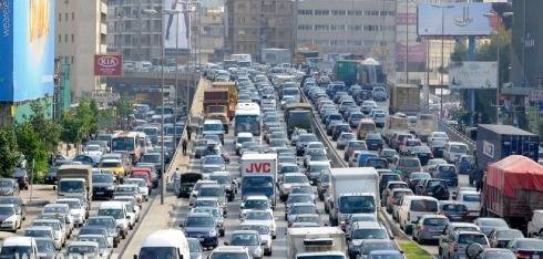 تجمع عدد كبير من حافلات نقل الركاب على اوتوستراد نهر الكلب- المسلك الشرقي للمطالبة بـ "موقف" في الدورة ما ادى الى زحمة سير في المحلة