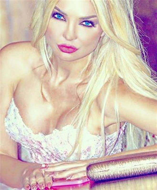 بالصور: ميريام كلينك تألقت بالوردي القصير في حفل تكريمها
