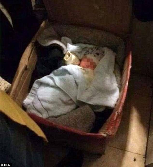 بالصور.. تخلّى عن طفلته في حمام عام!