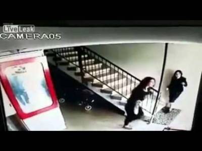 فيديو رجل دين يهودي يعتدي جنسياً على مراهقة أمام أمها..!!!