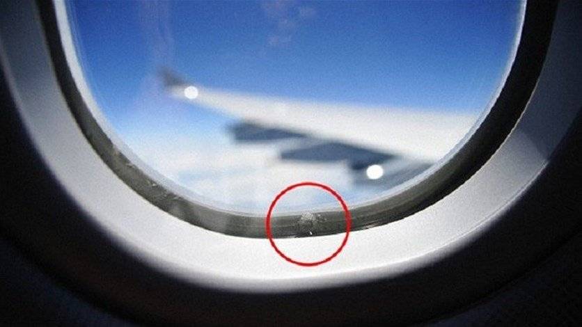 ما وظيفة الثقوب في نوافذ الطائرة؟