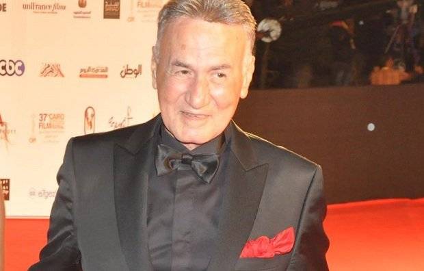 بالصور- عزت أبو عوف يدخل مهرجان القاهرة السينمائي مع صبية جميلة فمن تكون؟