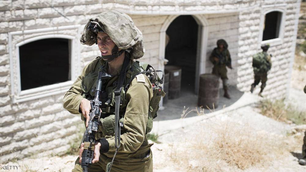 إسرائيليون يداهمون مستشفى ويقتلون فلسطينيا