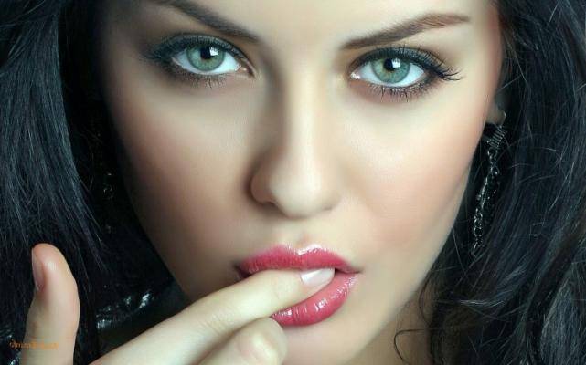 اليك التصرفات ال 8 التي تفعلها المرأة  دائما من دون علمك!