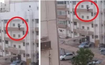 بالفيديو.. إمرأة تلقي بنفسها من مجمع سكني