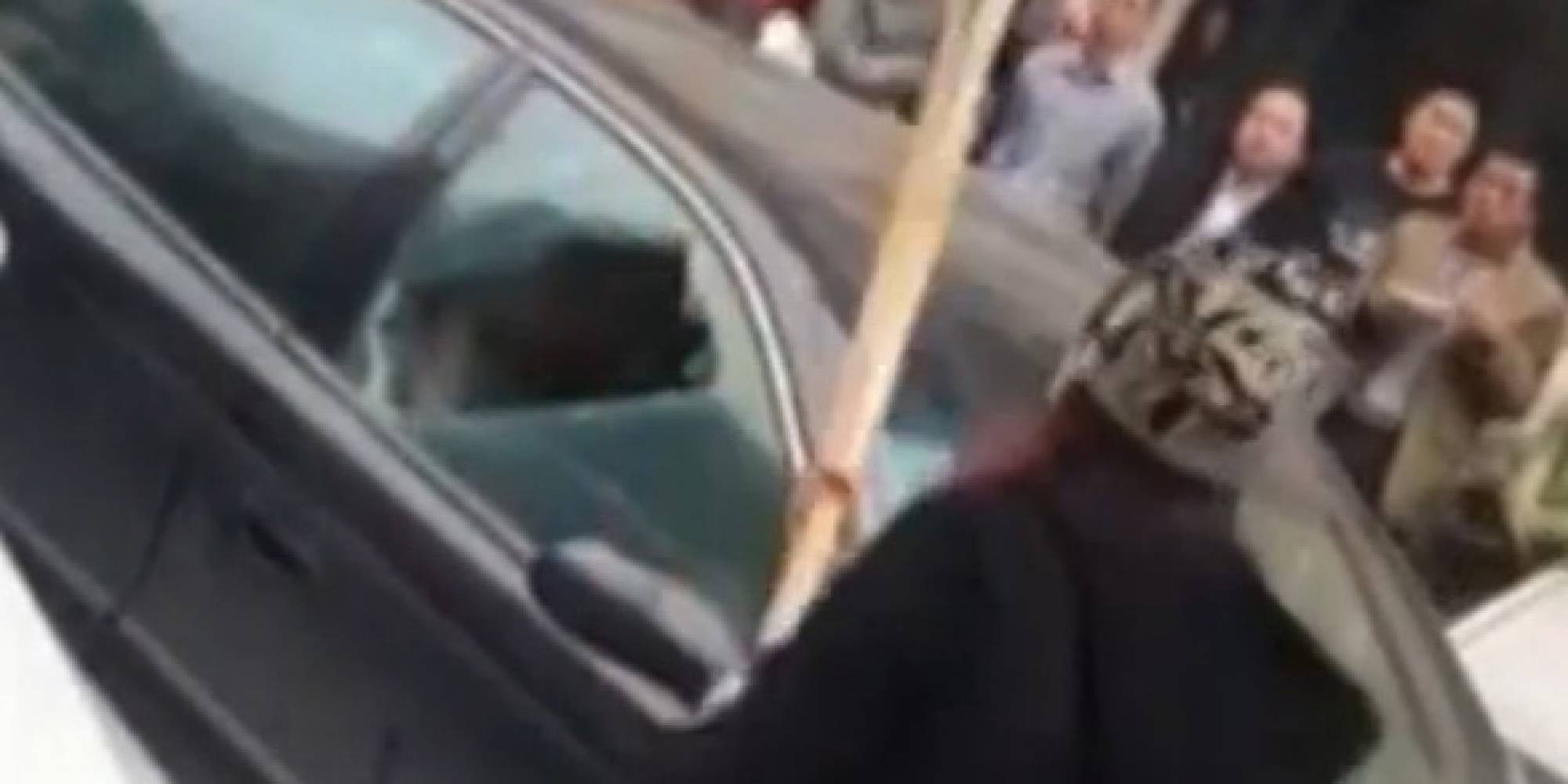 بالفيديو: تحطيم سيارة الزوج الخائن.. آخر صيحات "الانتقام"!
