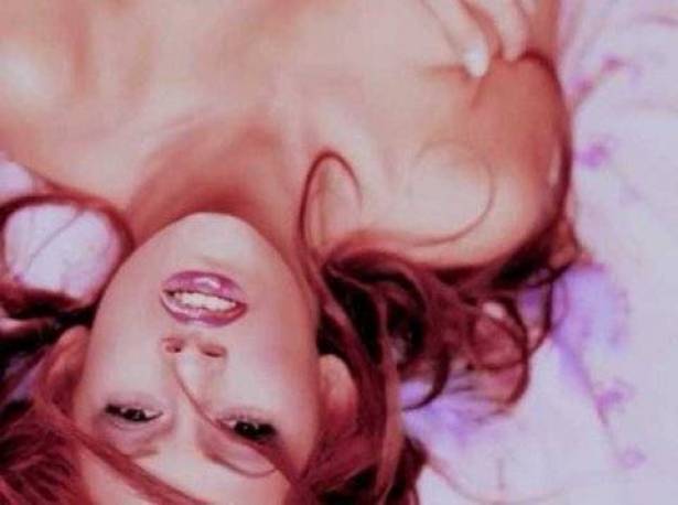 باعت صوراً لبناتها الصغار وهن عاريات... فكان هذا مصيرها!