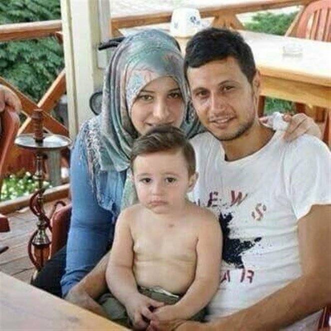 بالصور: رحلا شهيدين وتركا طفلهما "حيدر" جريحاً جراء التفجير الإرهابي