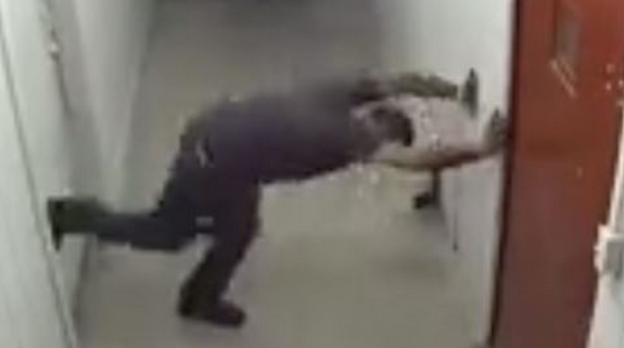 لص يستدعي الشرطة لإنقاذه!