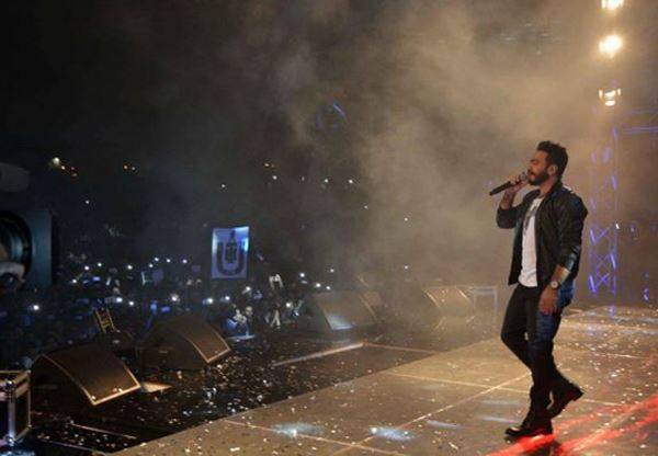بعد إغماء فتاة في حفله.. ماذا فعل تامر حسني؟