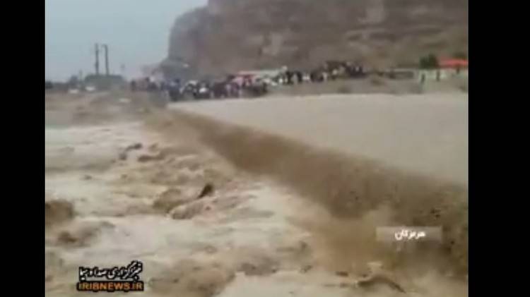 إيران.. مصرع 15 شخصا جراء الفيضانات (فيديو)