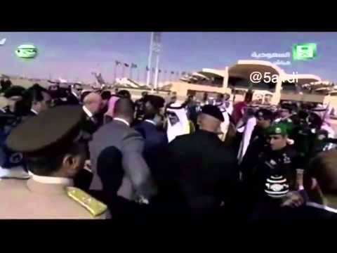 حارس الملك سلمان يقترب من أحد مرافقين السيسي ويخرج يده من جيبه  فيديو: