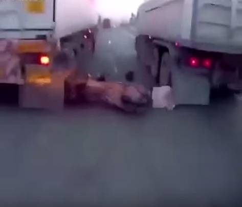 سائق دراجة ينجو بأعجوبة من موت محقق بين شاحنتين !  فيديو: