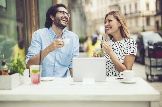عندما يغرم الرجل بامرأتين، كيف يحسم قراره ؟