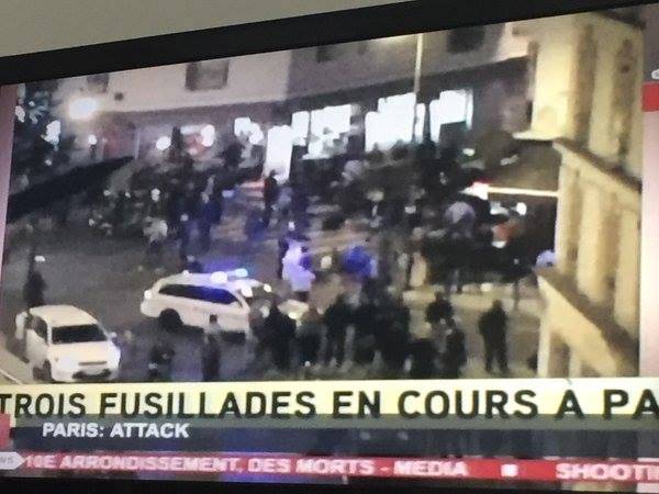 حصيلة أولية: 45 قتيلا ً في ٤ هجمات إرهابية متزامنة في باريس من بينها عمليتان إنتحاريتان، وإحتجاز ١٠٠ رهينة