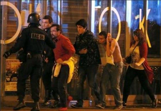 قوات الشرطة الفرنسية بدأت تحرير رهائن مسرح باريس