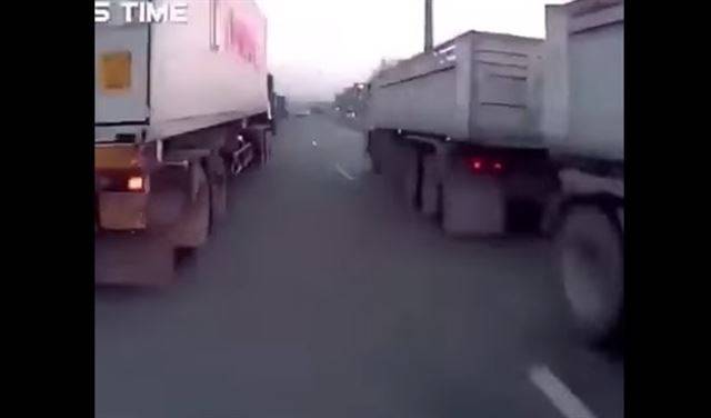 بالفيديو.. شاب ينجو من الموت بإعجوبة قبل أن تدهسه شاحنتين