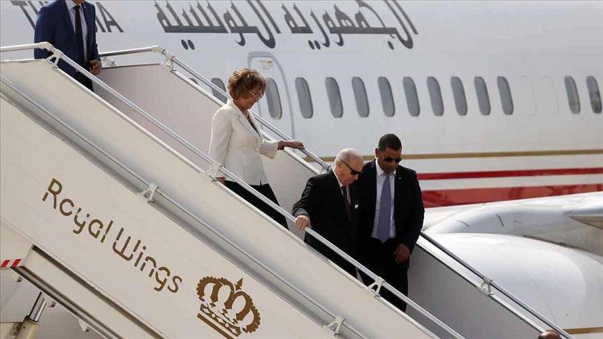 السبسي يلتقي أولاند بباريس في زيارة غير معلنة