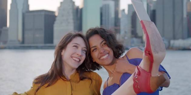 بالفيديو: “صرعة” جديدة.. حذاء لإلتقاط الـ Selfie!!