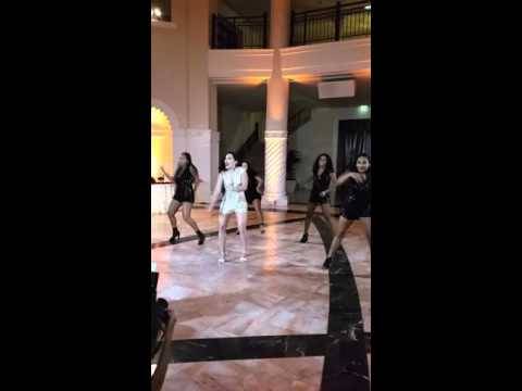بالفيديو شاهد: عروس تفاجئ عريسها برقصة مميزة