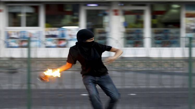 البحرين.. أحكام بالسجن المؤبد وإسقاط الجنسية بحق 12 شخصا متهمين بنشاط إرهابي
