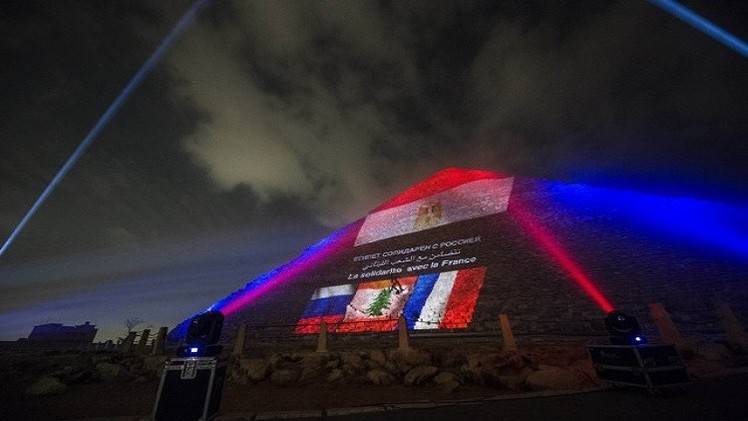 إضاءة الأهرامات المصرية بألوان أعلام روسيا وفرنسا ولبنان