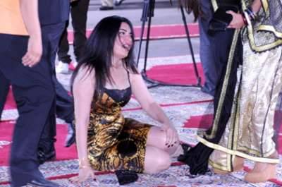 بالفيديو: شاهد الفنانة عبير صبري تتعرض لموقف محرج جداً بعد سقوطها أمام الحضور
