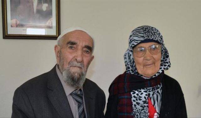 بالصورة: بعد 77 عاماً من الحب.. تزوجا!