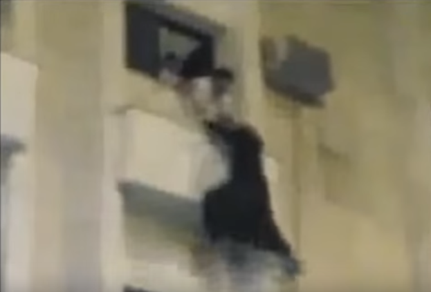 فيديو مروّع: سعودي يلقي بشقيقته من نافذة المنزل !!
