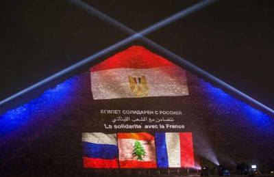 مصر تضئ هرم خوفو بألوان اعلام لبنان وفرنسا وروسيا