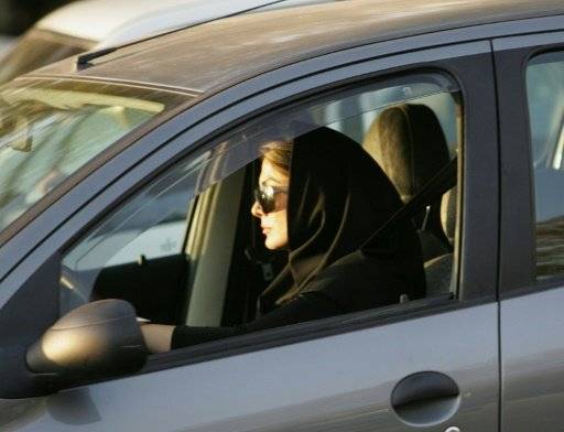 الشرطة الايرانية تحجز سيارات النساء غير المحجبات قبل العقوبة