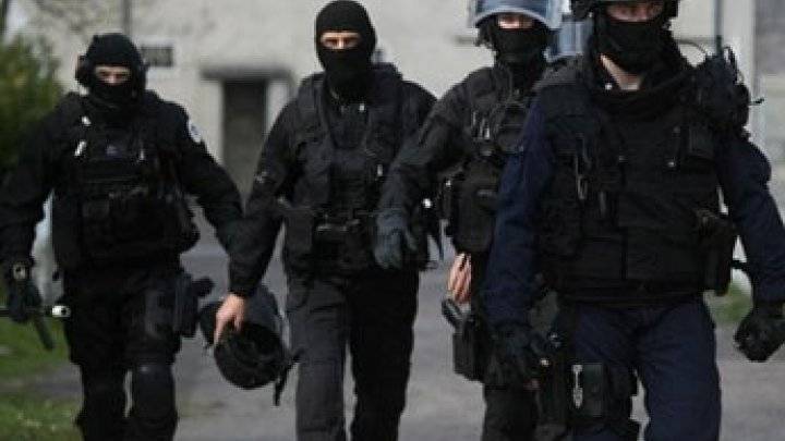 فرنسا: العثور على أسلحة ثقيلة خلال عمليات مداهمة بعد اعتداءات باريس