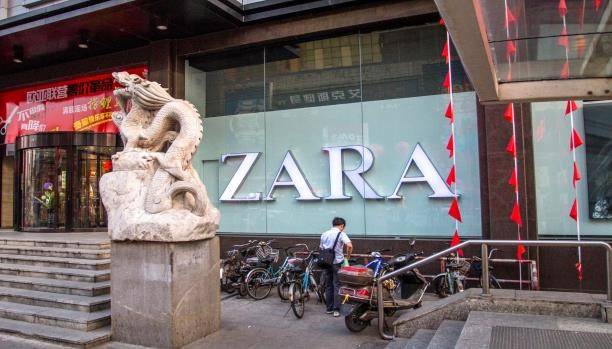 "Zara" تمنع محجبة من دخول أحد متاجرها!!
