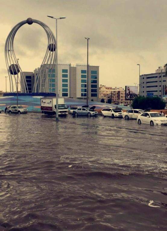 جدة تشهد أمطاراً غزيرة والسيول تغرق الطرقات‎