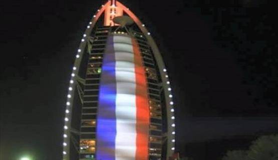 بالفيديو: في الامارات "العربية"... علم فلسطين ممنوع وعلم فرنسا مسموح!!