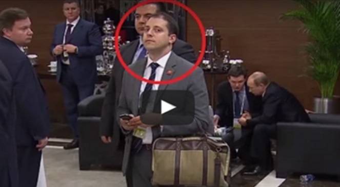 ما هو سر المتطفل الثقيل في لقاء بوتين وأوباما؟ (شاهد الفيديو)