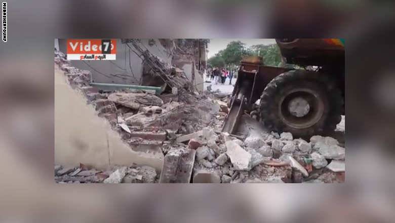 هدم مسجد قديم وغلق "الزوايا" بجامعة القاهرة منعاً لـ"اختطاف" عقول الشباب يثير مواقع التواصل