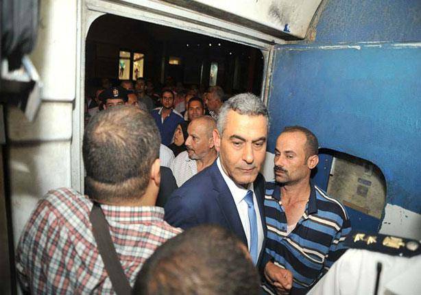 بالفيديو.. مسنة تقبّل يد وزير.. فما كانت ردة فعله؟