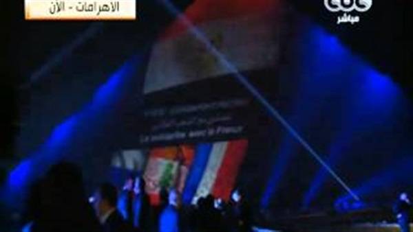 مصر تضئ اهراماتها بعلم لبنان وتكتب "التضامن مع الشعب اللبناني".. وباسيل يثمّن!