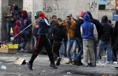 إصابة ثمانية فلسطينيين بمواجهات مع جيش الاحتلال في رام الله