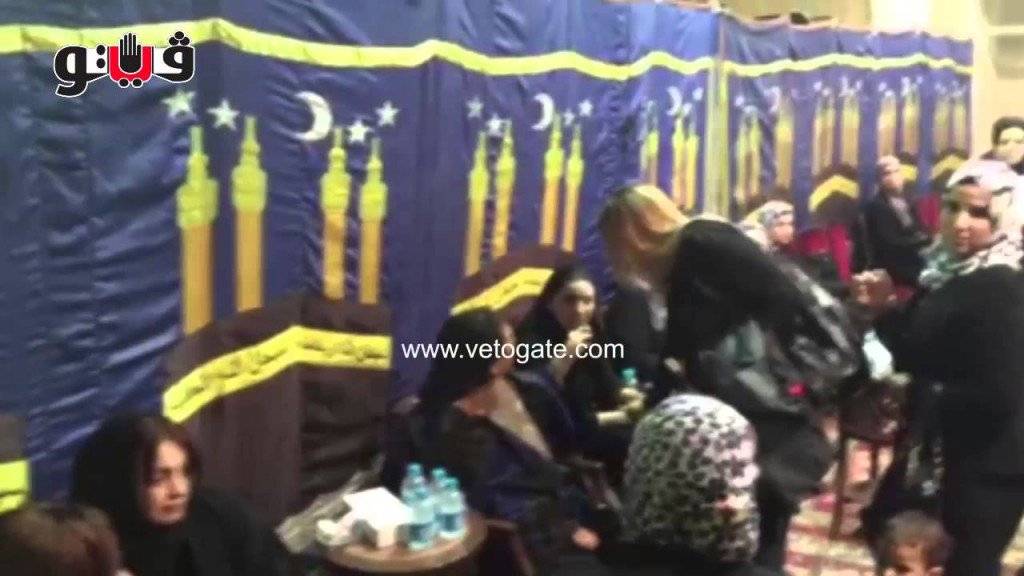 بالفيديو.. سارة طارق تحاول طرد طليقة “طرابيك” ونجله من العزاء