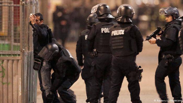 وزيرة العدل الفرنسية: اعتقال 5 أشخاص في عملية دهم بضاحية سان دوني شمال باريس بينهم امرأة ورجل قرب الشقة